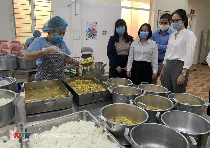 Bộ GD& ĐT kiểm tra, giám sát mô hình điểm bữa ăn học đường tại  trường Tiểu học Hưng Chính (TP Vinh )