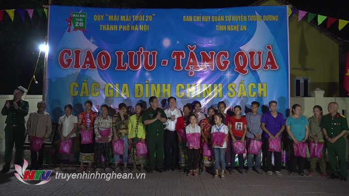  Quỹ Mãi mãi tuổi 20 trao tặng 32 suất quà cho các gia đình chính sách huyện Tương Dương