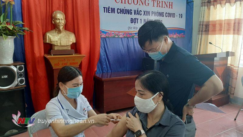Tiêm vắc xin cho thành viên Ban chỉ đạo phòng chống Covid-19 huyện Quỳ Hợp.
