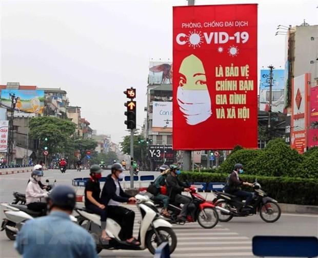 Tranh cổ động tuyên truyền về COVID-19 được đặt ở các điểm nút giao thông của Hà Nội.  