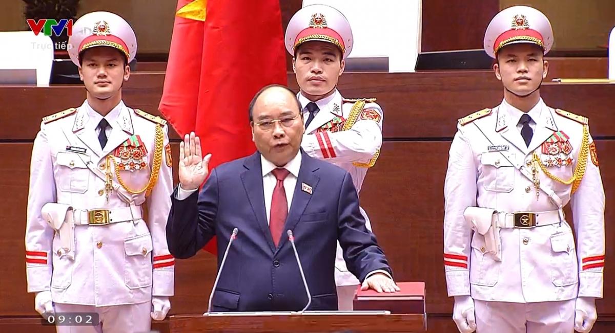 Chủ tịch nước Nguyễn Xuân Phúc tuyên thệ nhậm chức. 
