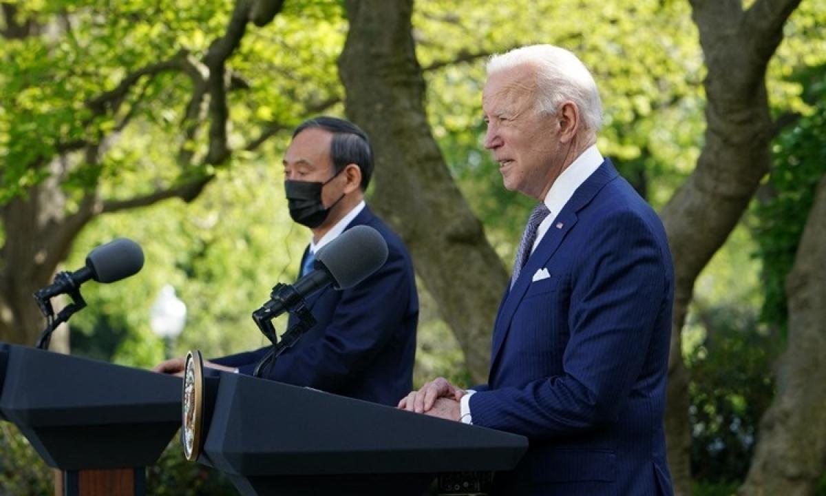 Tổng thống Mỹ Joe Biden (phải) và Thủ tướng Nhật Yoshihide Suga tại cuộc họp báo chung ở Vườn Hồng, Nhà Trắng hôm 16/4. Ảnh: AFP.