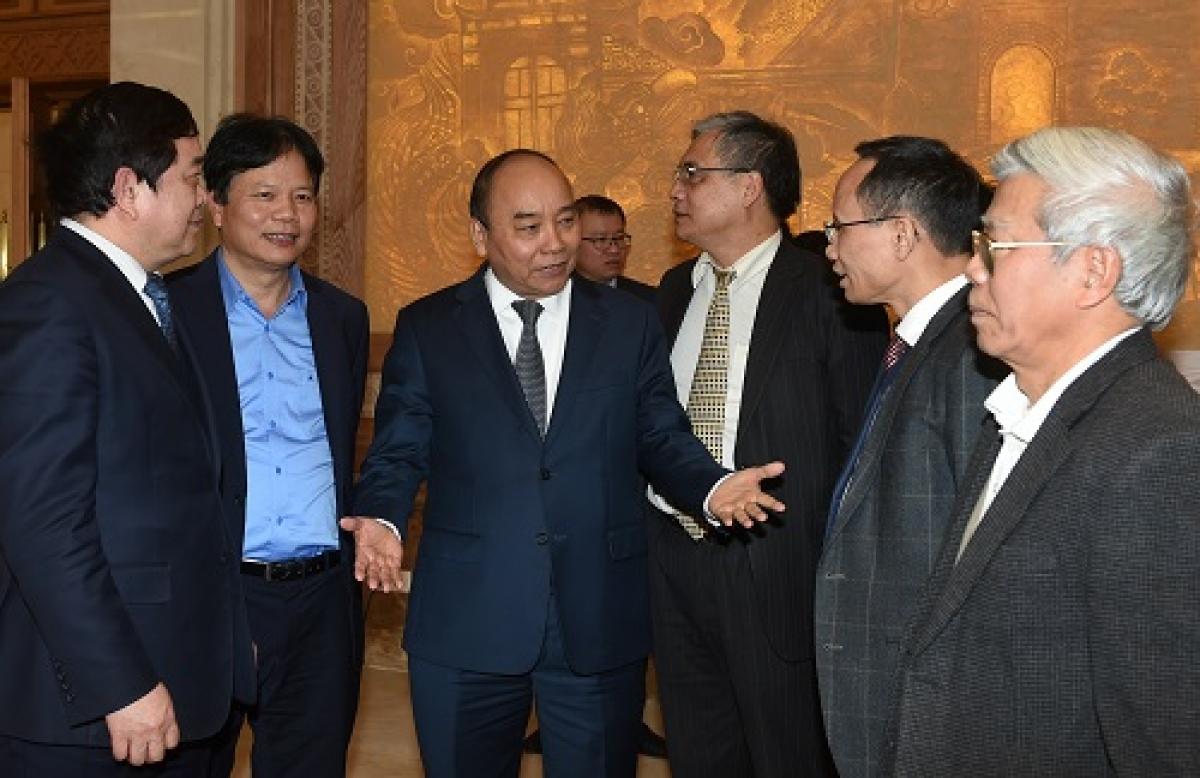 Thủ tướng Nguyễn Xuân Phúc trao đổi với các chuyên gia kinh tế.