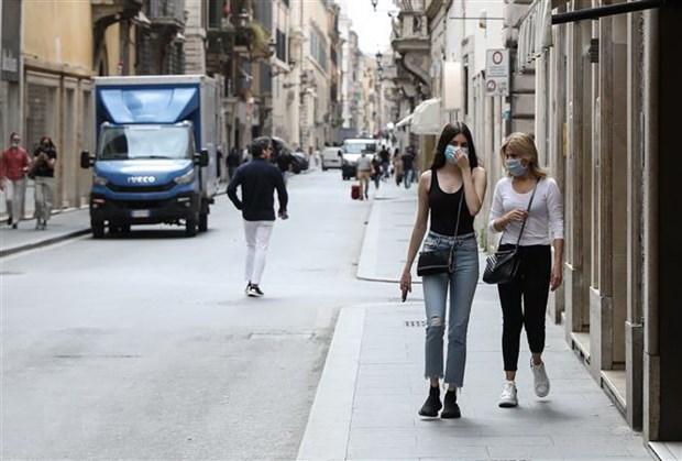 Người dân đeo khẩu trang phòng dịch COVID-19 tại Italy. 