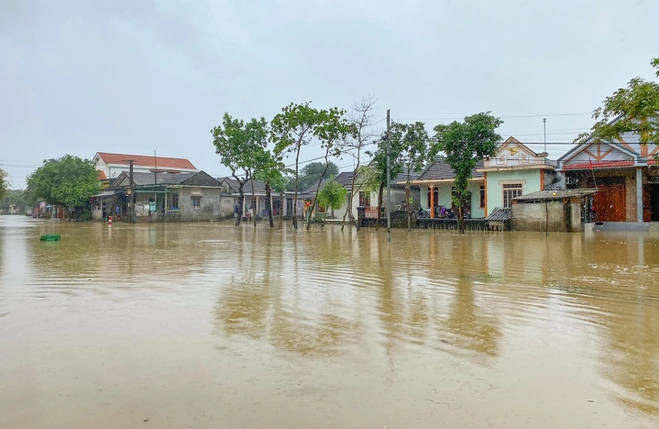 Mưa lớn kéo dài trong các ngày 30/3-2/4 gây ngập lụt ở Thừa Thiên - Huế. 