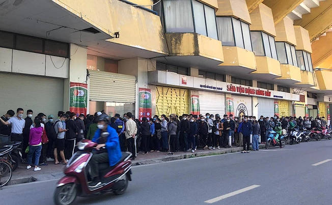 Người hâm mộ chen chúc chờ mua vé trận Viettel - Hà Nội. 