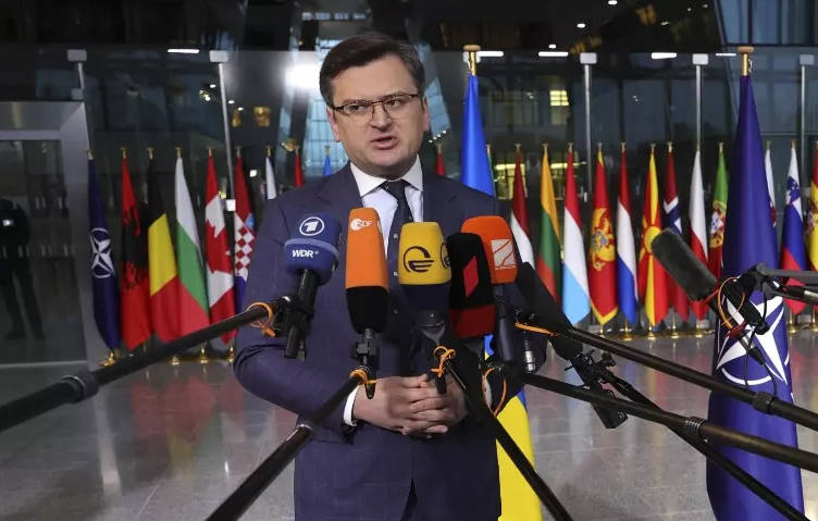 Ngoại trưởng Ukraine Dmytro Kuleba trả lời báo giới trước trụ sở NATO hôm 7/4. Ảnh: AP