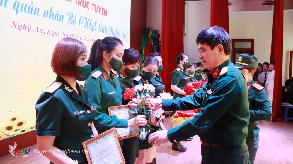  Thượng tá Phan Đại Nghĩa, UVBTV Tỉnh uỷ, Chỉ huy trưởng Bộ CHQS tỉnh tặng hoa chúc mừng các tập thể cá nhân đạt thành tích cao trong cuộc thi.