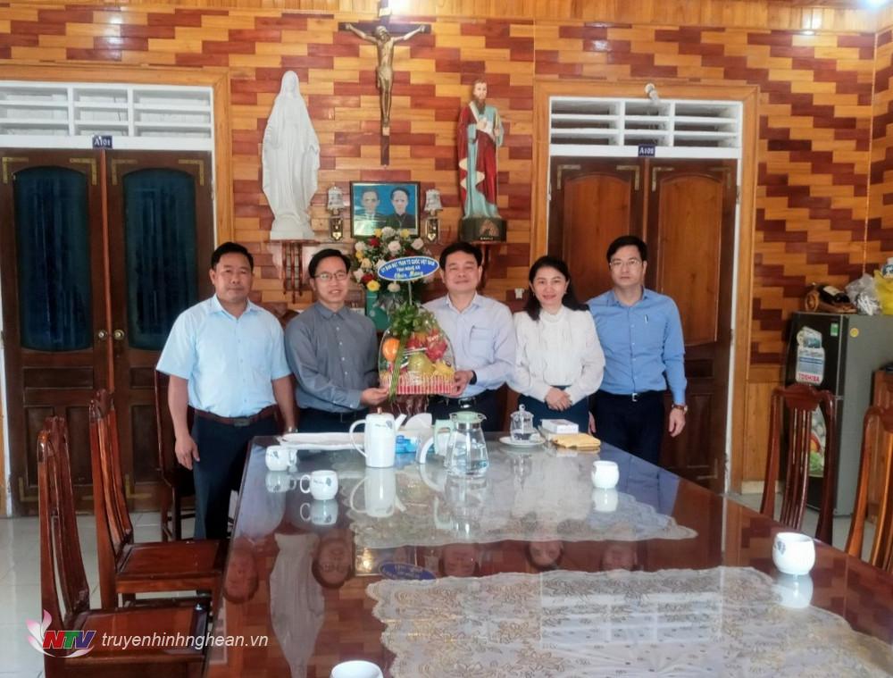 Lãnh đạo UBMTTQ tỉnh thăm, tặng quà giáo xứ Quan Lãng nhân Lễ phục sinh 2022