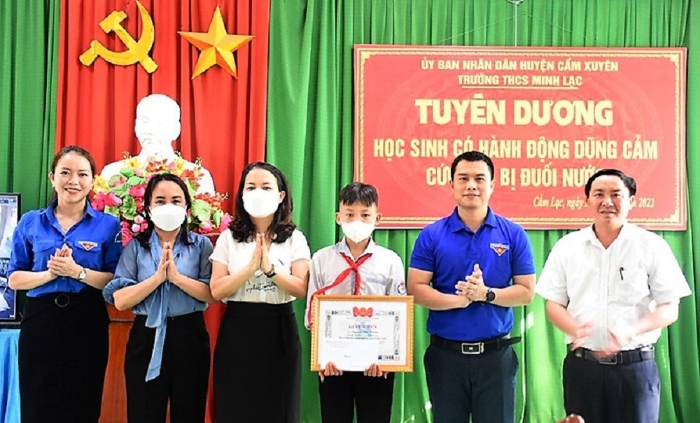 UBND huyện Cẩm Xuyên tuyên dương, tặng giấy khen cho em Nguyễn Văn Dương. (Ảnh: Báo Hà Tĩnh)  