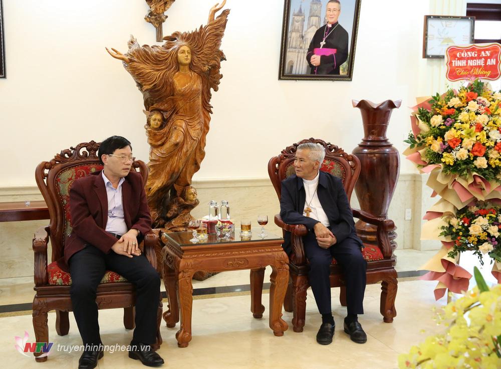 Đại tá Lê Văn Thái, Phó Giám đốc Công an tỉnh trao đổi với Đức Giám mục Anphong Nguyễn Hữu Long.