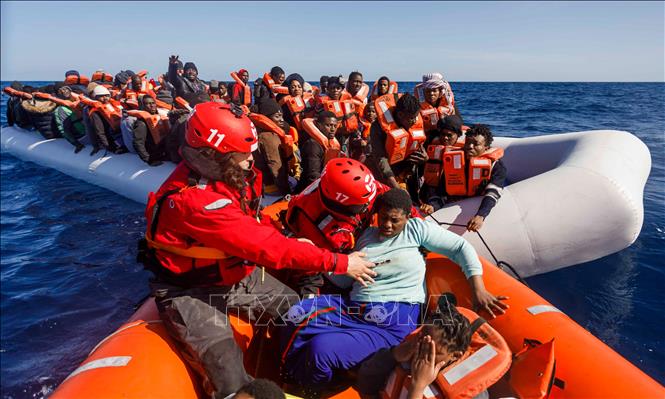 Người di cư được giải cứu trên Địa Trung Hải chuẩn bị được đưa vào đất liền ở ngoài khơi Libya, ngày 9/2/2020. Ảnh tư liệu: AFP/TTXVN