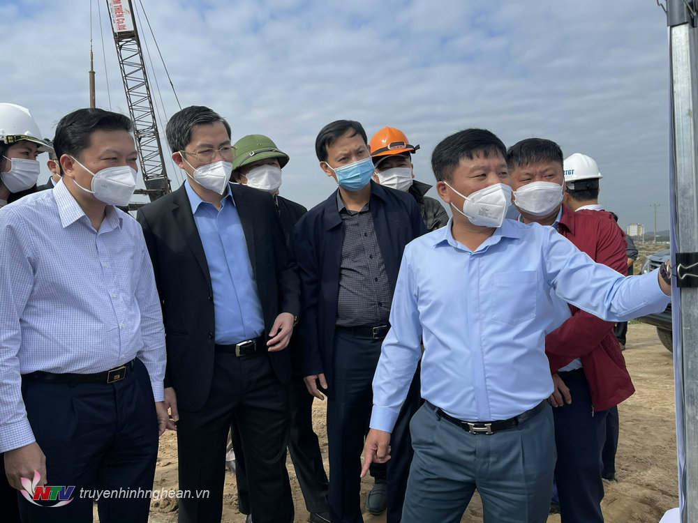 Phó Chủ tịch UBND tỉnh kiểm tra tiến độ thi công tuyến đường ven biển qua Thị xã Hoàng Mai