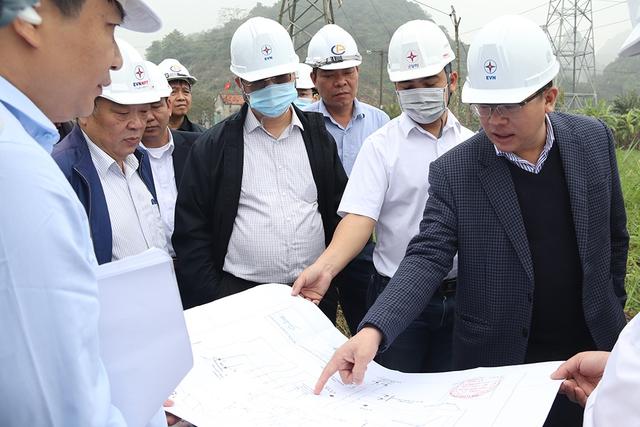 Lãnh đạo EVN kiểm tra tiến độ dự án treo dây mạch 2 đường dây 220 kV Thanh Hóa-Nghi Sơn-Quỳnh Lưu trên đường dây 220 kV Thanh Hóa-Vinh. Ảnh: EVN
