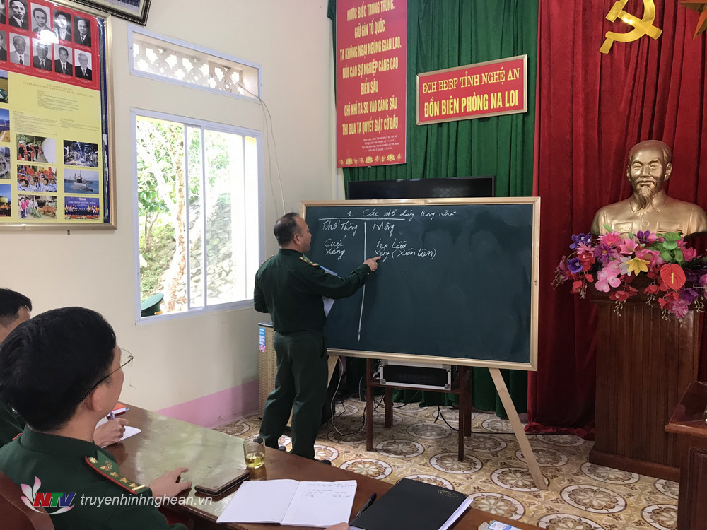 Khai giảng lớp học tiếng Mông cho cán bộ, chiến sĩ