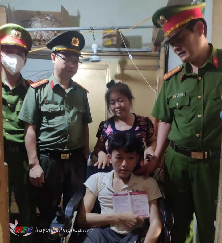 Lãnh đạo Công an huyện Kỳ Sơn trao sổ tiết kiệm cho em Tần Anh Đức