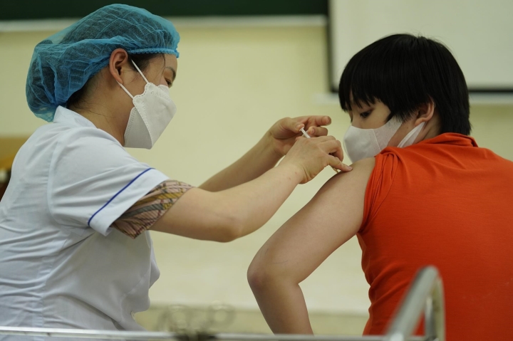 Trẻ em lớp 6 tại Hà Nội tiêm vaccine COVID-19.
