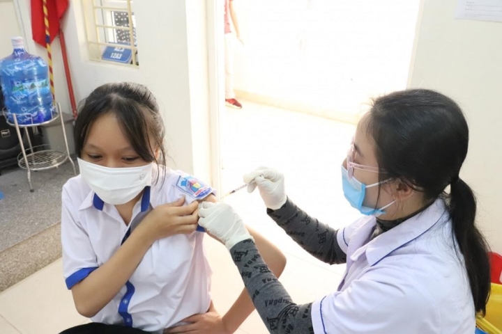 Tiêm vaccine cho trẻ em tại Quảng Ninh. (Ảnh: Suckhoedoisong.vn)