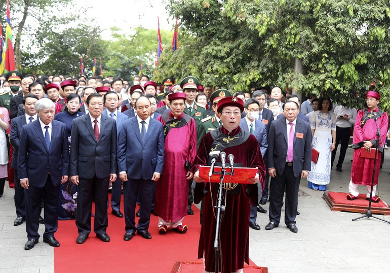 Ông Bùi Văn Quang - Chủ tịch UBND tỉnh Phú Thọ đọc Chúc văn khẳng định ý nghĩa to lớn của ngày Giỗ Tổ Hùng Vương.