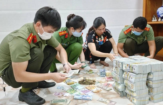  
Cảnh sát khám xét và thu giữ số ngoại tệ liên quan các giao dịch mua - bán vàng của Doanh nghiệp tư nhân tiệm vàng Phước Nguyên.