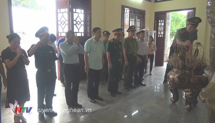 Bí thư Tỉnh ủy Nguyễn Đắc Vinh và các đồng chí trong đoàn dâng hoa, dâng hương tưởng niệm các anh hùng liệt sĩ. 