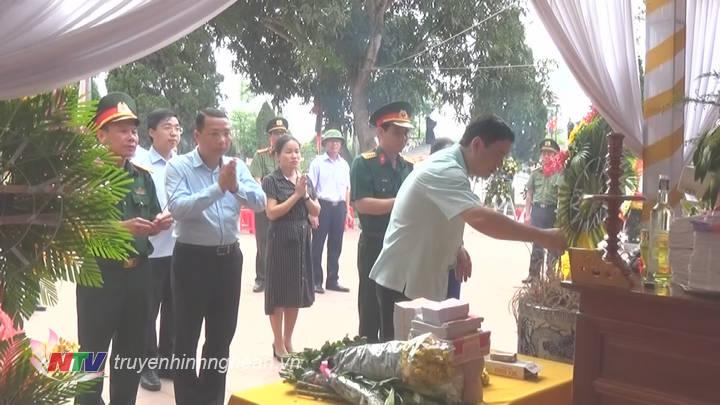  Bí thư Tỉnh ủy Nguyễn Đắc Vinh dâng hương tưởng niệm các anh hùng liệt sĩ hy sinh tại Lào