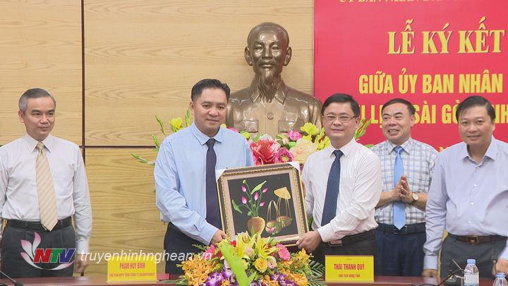 Chủ tịch UBND tỉnh Nghệ An tặng quà lưu niệm cho 