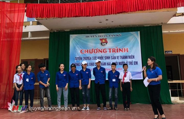 Các em trường THCS Đồng Văn còn được tuyên truyền sức khỏe sinh sản vị thành niên.