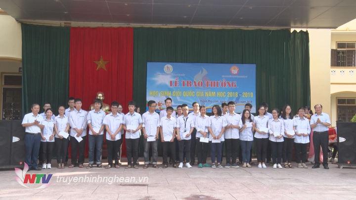 Trao thưởng cho 140 học sinh, giáo viên trường THPT chuyên Phan Bội Châu
