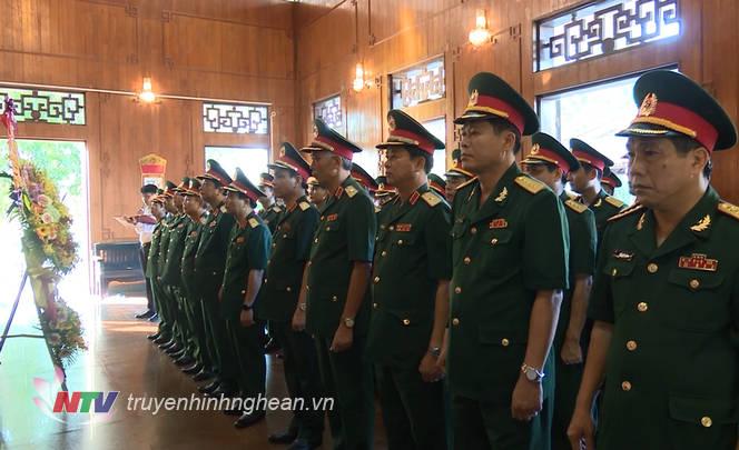 Bộ Tư lệnh Quân khu 4 dâng hương tưởng niệm Chủ tịch Hồ Chí Minh