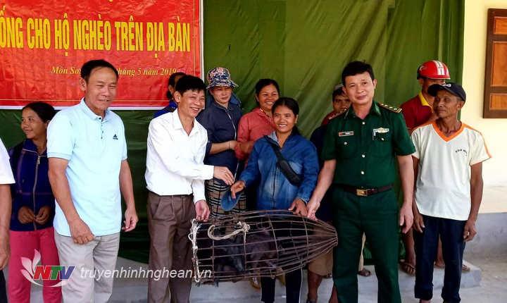 Đồn BP Môn Sơn trao tặng 50 con lợn giống cho đồng bào Đan Lai