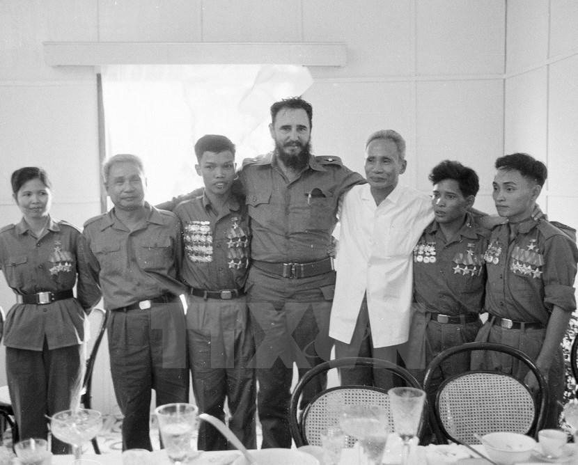 Fidel Castro và Thủ tướng Phạm Văn Đồng với các anh hùng quân giải phóng miền Nam tại Quảng Trị, năm 1973. 