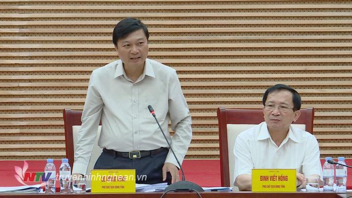 Phó Chủ tịch UBND tỉnh Lê Hồng Vinh phát biểu tại phiên họp.