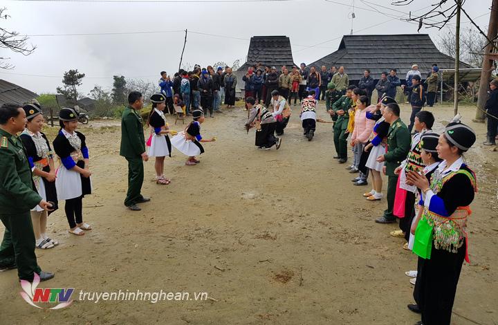 Đồng bào Mông bản Huồi Cọ tham gia các trò chơi truyền thống trong dịp tết.