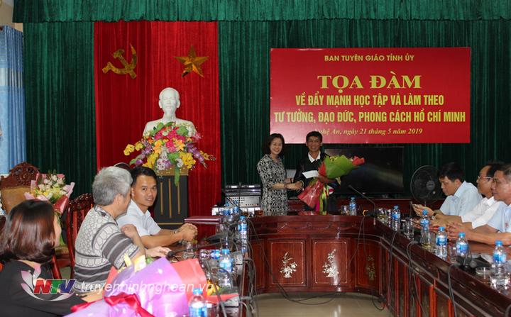 Đại diện lãnh đạo Ban Tuyên giáo Tỉnh ủy tặng hoa và quà cho Bí thư chi bộ Và Gà Súa, bản Huồi Cọ, Nhôn Mai, Tương Dương.