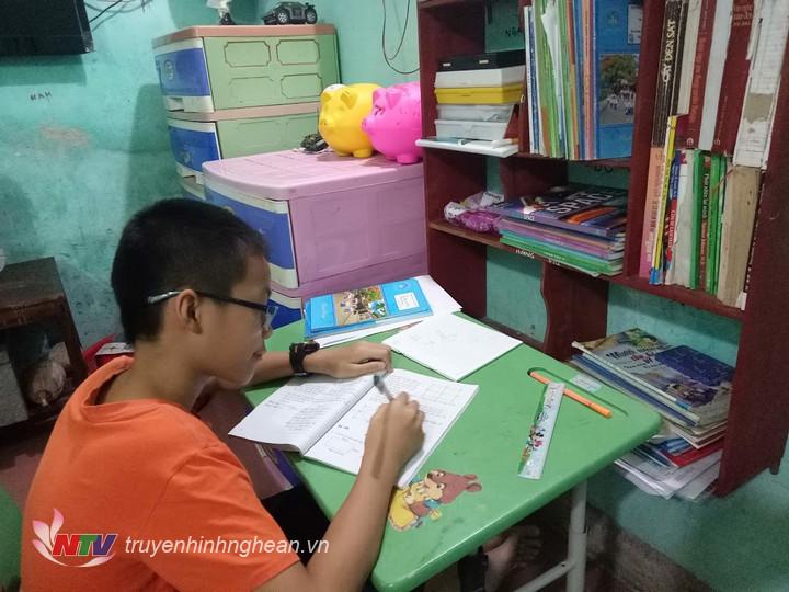  Một góc học tập của em Nguyễn Trọng Quang lúc ở nhà. 