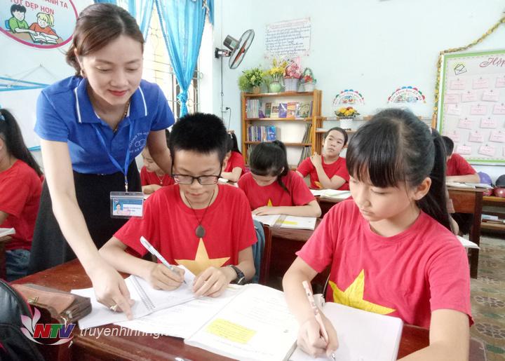 Cô giáo Nguyễn Thị Hồng Nhung kiểm tra bài cho em  Nguyễn Trọng Quang.