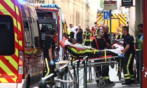 Các nạn nhân bị thương trong vụ nổ tối 24/5 ở Lyon được đưa tới bệnh viện. Ảnh: AFP.