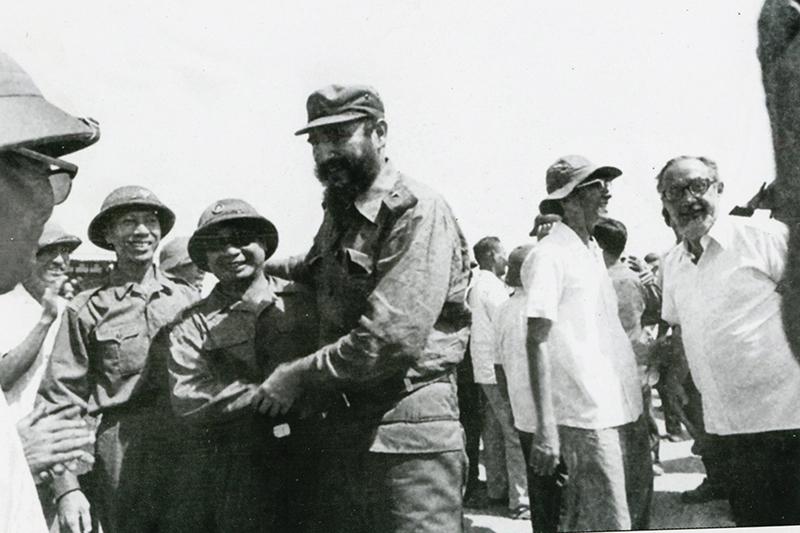 Ông Trần Nam Trung, đại diện lực lượng vũ trang Cộng hòa miền Nam Việt Nam đón Fidel Castro và phái đoàn Cuba. (Tư liệu)