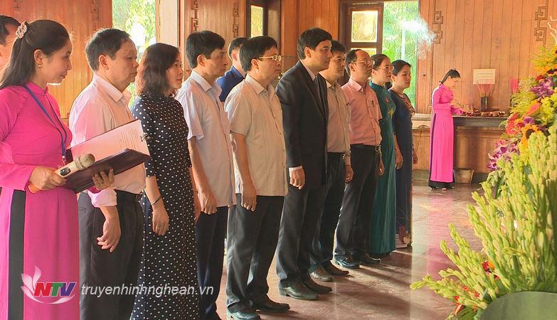 Bí thư Tỉnh ủy Nguyễn Đắc Vinh và các đại biểu dâng hương, dâng hoa tưởng niệm Chủ tịch Hồ Chí Minh.