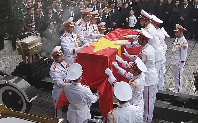 Linh cữu Đại tướng Lê Đức Anh được đội nghi lễ cẩn trọng đặt lên cỗ linh xa, lá Quốc kỳ được phủ lên linh cữu.