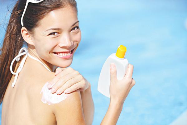 Sử dụng kem chống nắng - một trong những cách bảo vệ da.