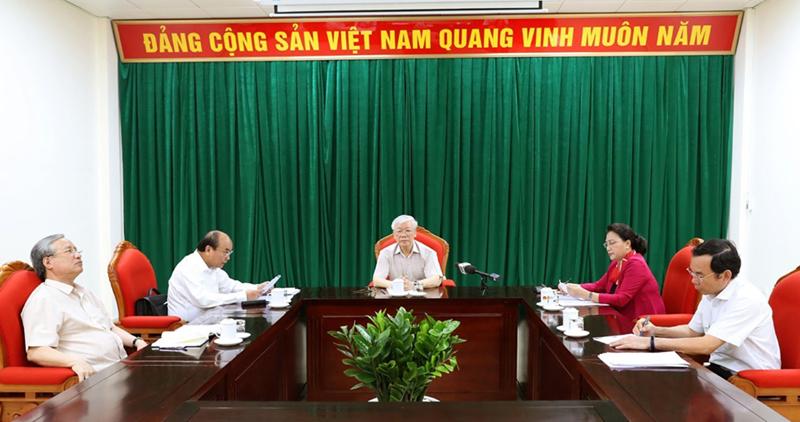 Tổng Bí thư, Chủ tịch nước Nguyễn Phú Trọng và các lãnh đạo chủ chốt của Đảng và Nhà nước tại cuộc họp. 