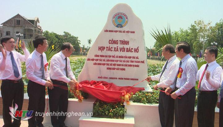 Thủ tướng Nguyễn Xuân Phúc và các đồng chí lãnh đạo Trung ương, tỉnh thực hiện nghi thức gắn biển công trình nhân dịp kỷ niệm 130 năm Ngày sinh Chủ tịch Hồ Chí Minh.