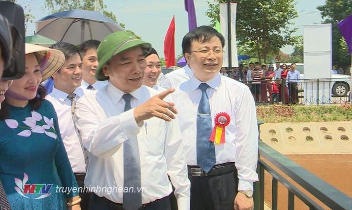 Thủ tướng Nguyễn Xuân Phúc thăm công trình.