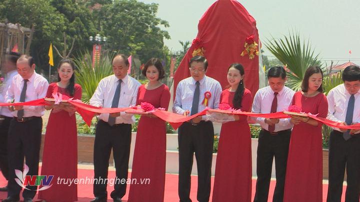 Thủ tướng Chính phủ Nguyễn Xuân Phúc và các đại biểu thực hiện nghi lễ cắt băng khánh thành. 