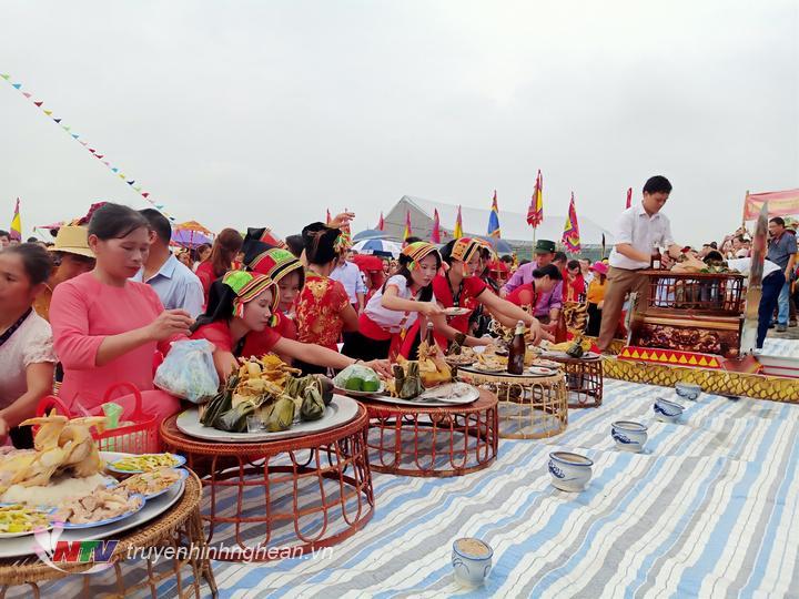 Bà con dâng mâm cúng tại lễ hội Bươn Xao.