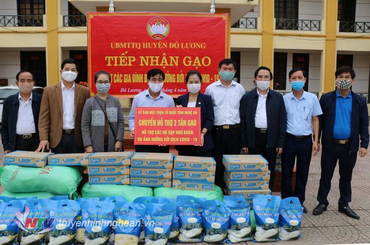 Trao quà cho các hộ gặp khó khăn do dịch Covid-19 ở huyện Đô Lương.