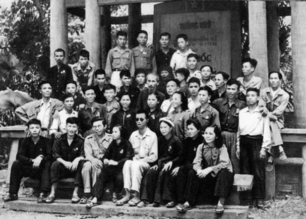 Ngày 1/5/1952, Bác Hồ cùng các đại biểu dự Đại hội chiến sĩ thi đua và cán bộ gương mẫu toàn quốc