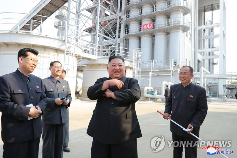 Ông Kim Jong-un cười rạng rỡ khi đi thăm nhà máy phân bón Sunchon.